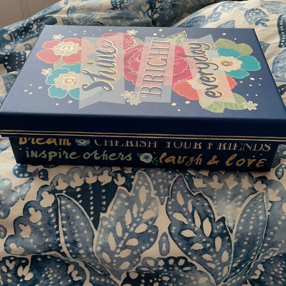 NWOT BEAUTIFUL KEEPSAKE BOX - Picture 3 of 7